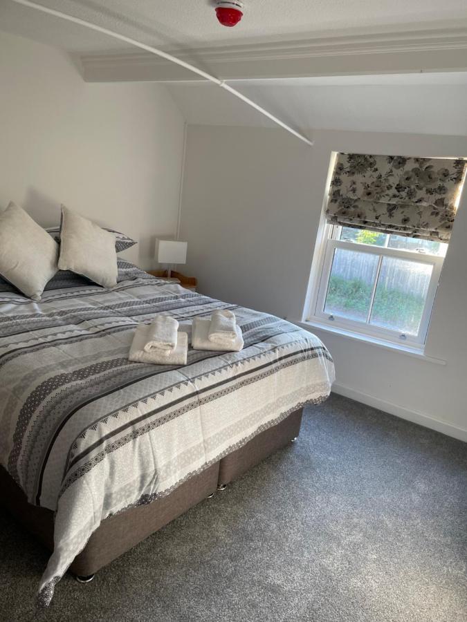 The New Wheel Inn Lymington Extérieur photo
