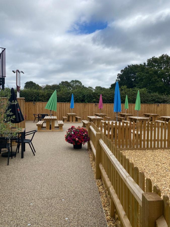 The New Wheel Inn Lymington Extérieur photo